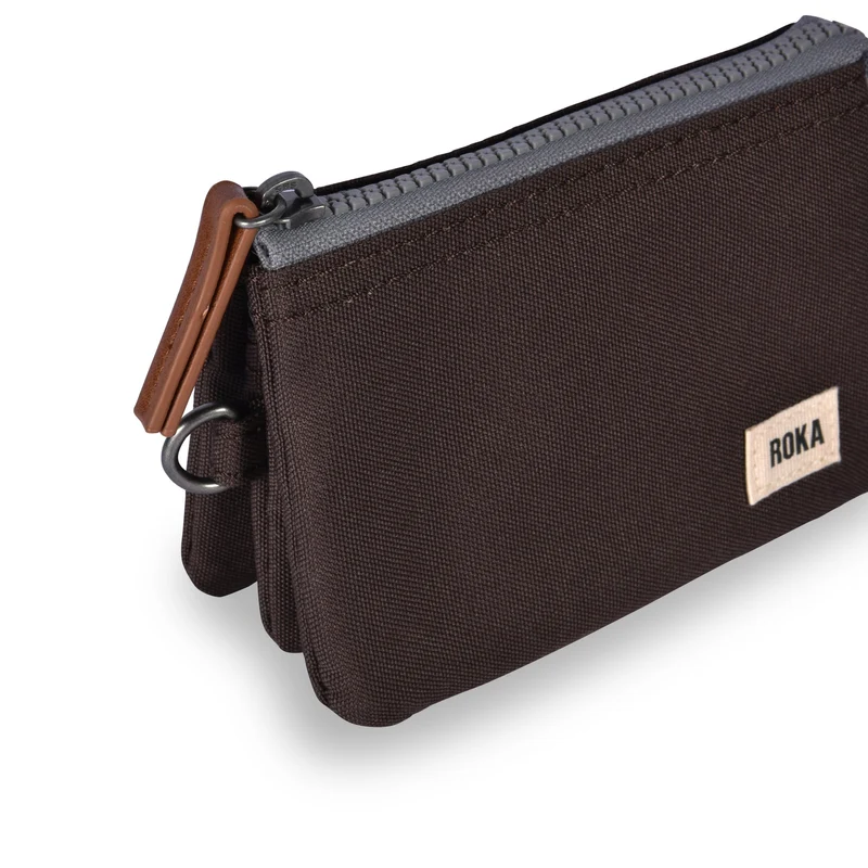 ROKA Carnaby Kleine, nachhaltige Handtasche aus dunkelbraunem Canvas