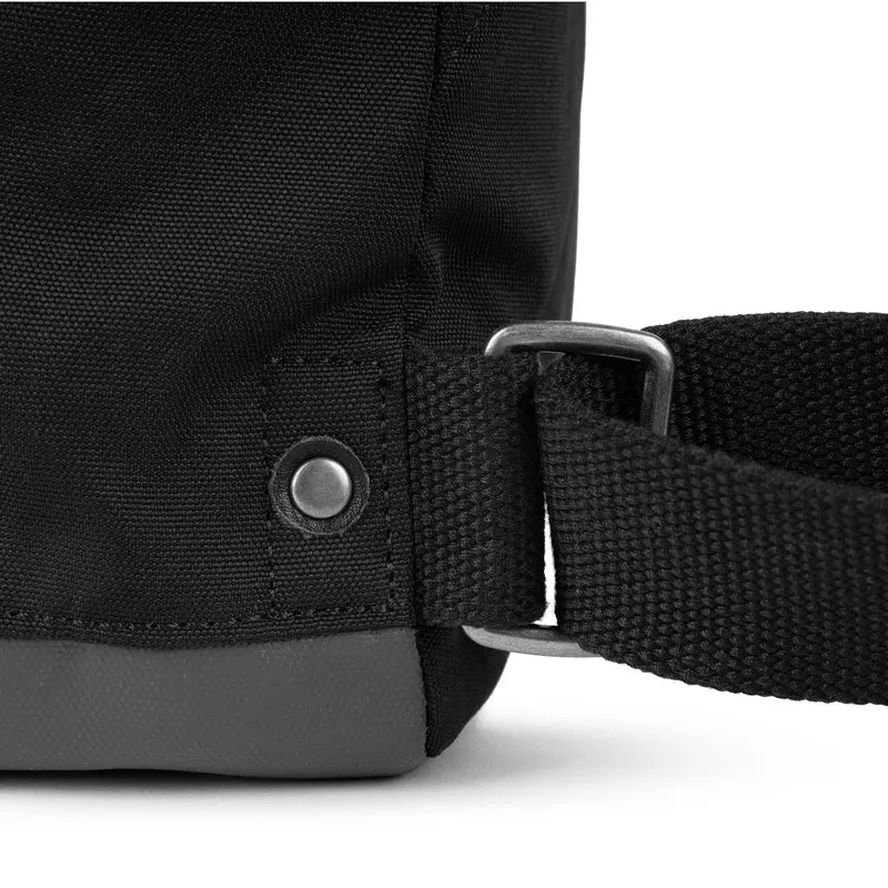 ROKA Black Label Bantry Kleine Tasche aus recyceltem Canvas von B Ash