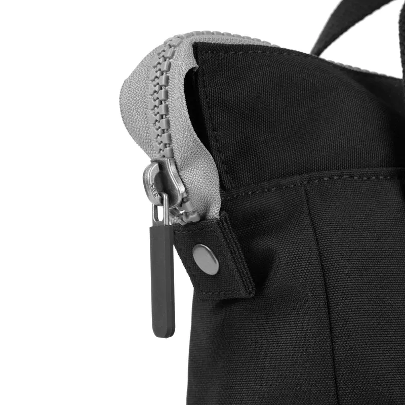 ROKA Black Label Bantry Kleine Tasche aus recyceltem Canvas von B Ash