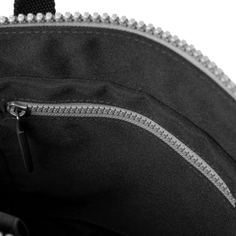 ROKA Black Label Bantry Kleine Tasche aus recyceltem Canvas von B Ash