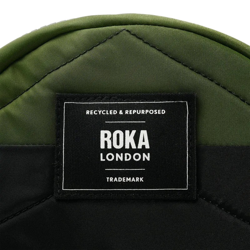 ROKA Kreativer Abfall Paddington B Schwarz / Avocado Kleine Tasche aus recyceltem Nylon