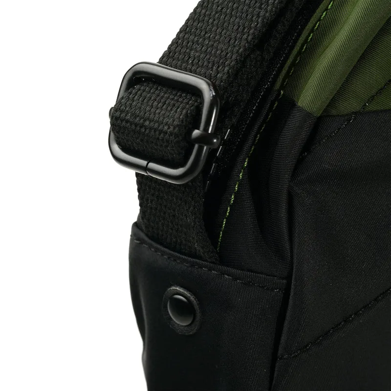 ROKA Kreativer Abfall Paddington B Schwarz / Avocado Kleine Tasche aus recyceltem Nylon