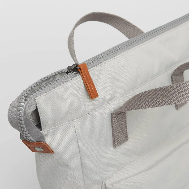 ROKA Bantry B Mist Kleine Tasche aus recyceltem Canvas