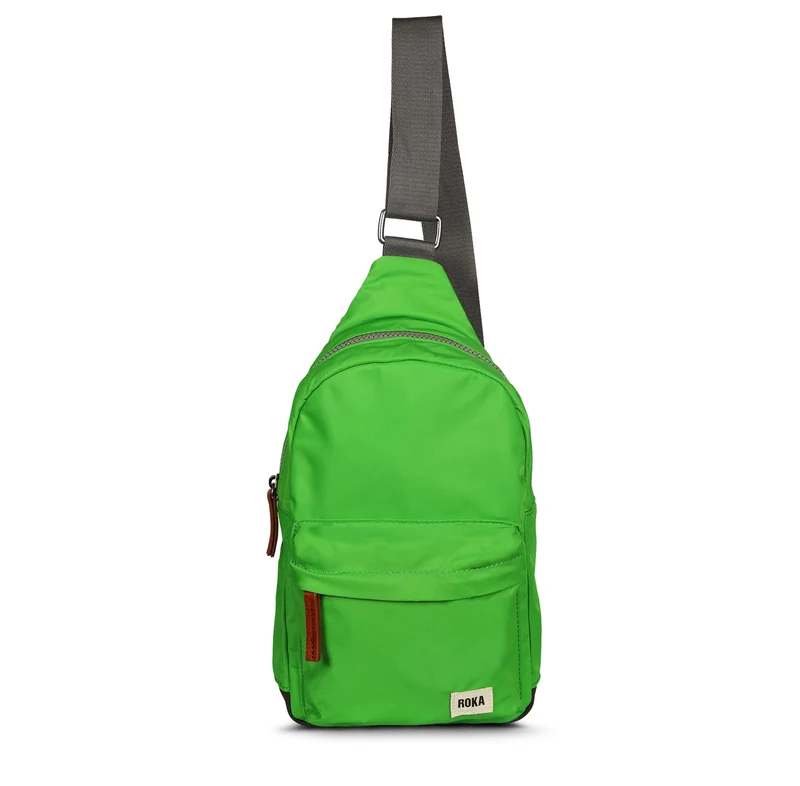 ROKA Willesden Große Tasche aus recyceltem Nylon – Kellygrün
