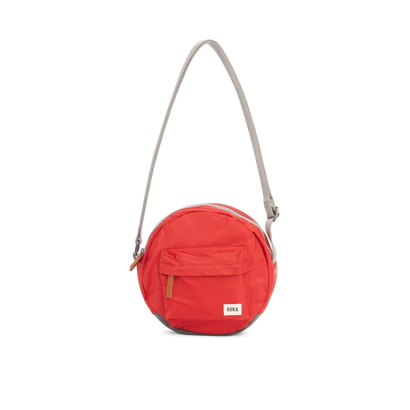 ROKA Paddington Kleine Tasche aus recyceltem Nylon, Farbe Cranberry