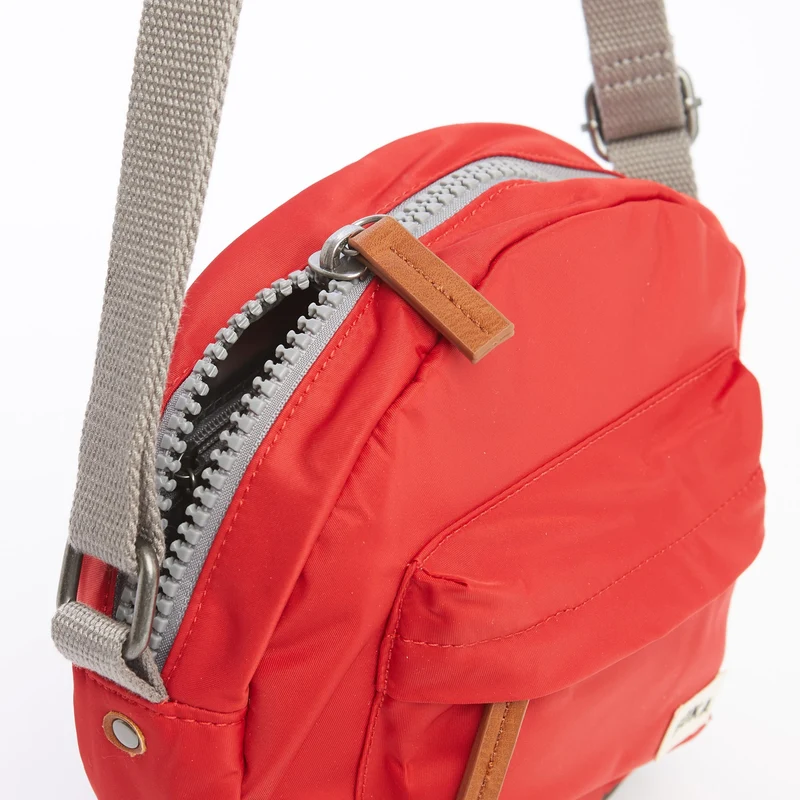ROKA Paddington Kleine Tasche aus recyceltem Nylon, Farbe Cranberry