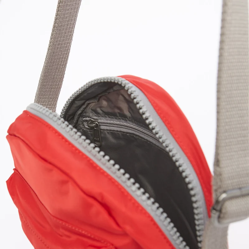 ROKA Paddington Kleine Tasche aus recyceltem Nylon, Farbe Cranberry