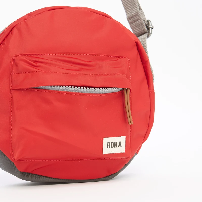 ROKA Paddington Kleine Tasche aus recyceltem Nylon, Farbe Cranberry