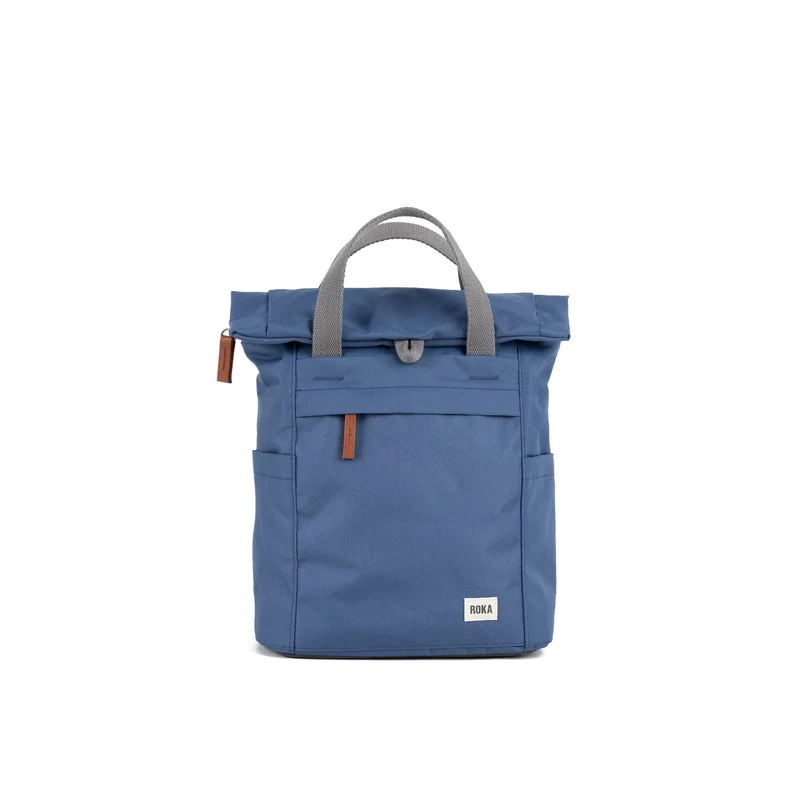 ROKA Finchley Eine kleine Tasche aus recyceltem Canvas in der Farbe Burnt Blue