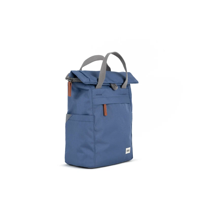 ROKA Finchley Eine kleine Tasche aus recyceltem Canvas in der Farbe Burnt Blue