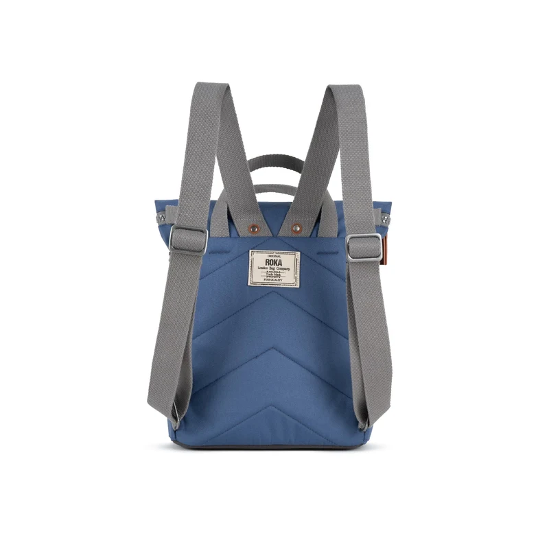 ROKA Finchley Eine kleine Tasche aus recyceltem Canvas in der Farbe Burnt Blue