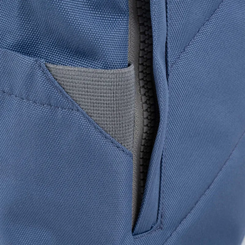 ROKA Finchley Eine kleine Tasche aus recyceltem Canvas in der Farbe Burnt Blue