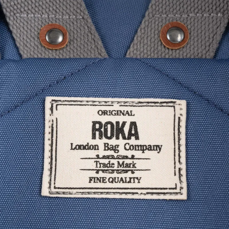 ROKA Finchley Eine kleine Tasche aus recyceltem Canvas in der Farbe Burnt Blue