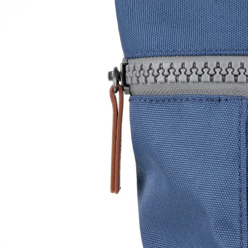 ROKA Finchley Eine kleine Tasche aus recyceltem Canvas in der Farbe Burnt Blue