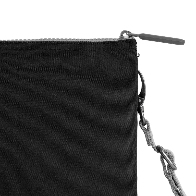 ROKA Carnaby Crossbody Ash XL Tasche aus recyceltem Canvas