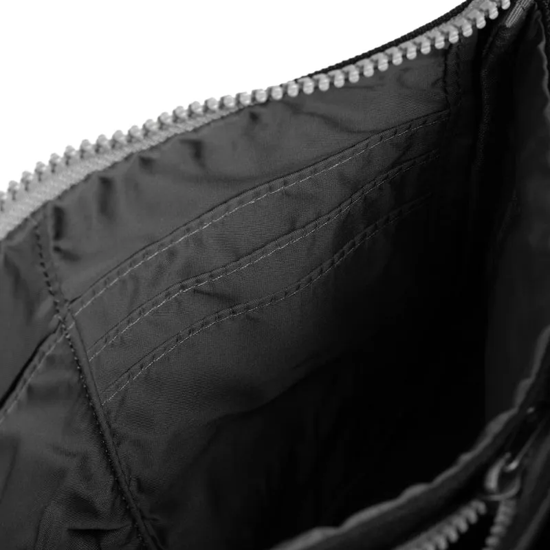 ROKA Carnaby Crossbody Ash XL Tasche aus recyceltem Canvas