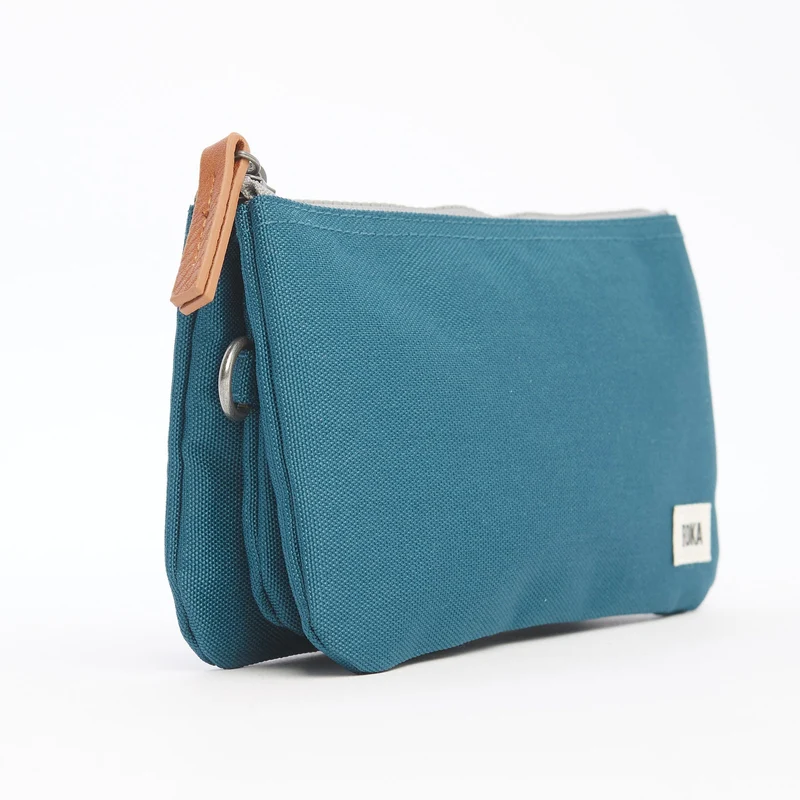 ROKA Carnaby Kleine Handtasche aus recyceltem Canvas von Marine