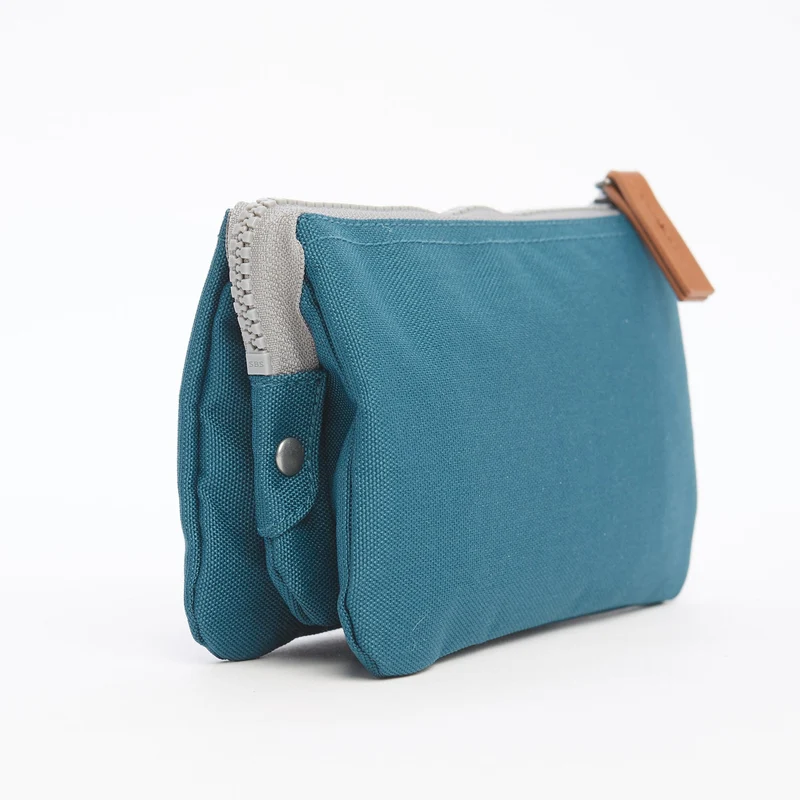 ROKA Carnaby Kleine Handtasche aus recyceltem Canvas von Marine