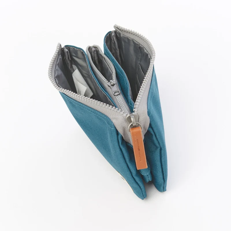 ROKA Carnaby Kleine Handtasche aus recyceltem Canvas von Marine