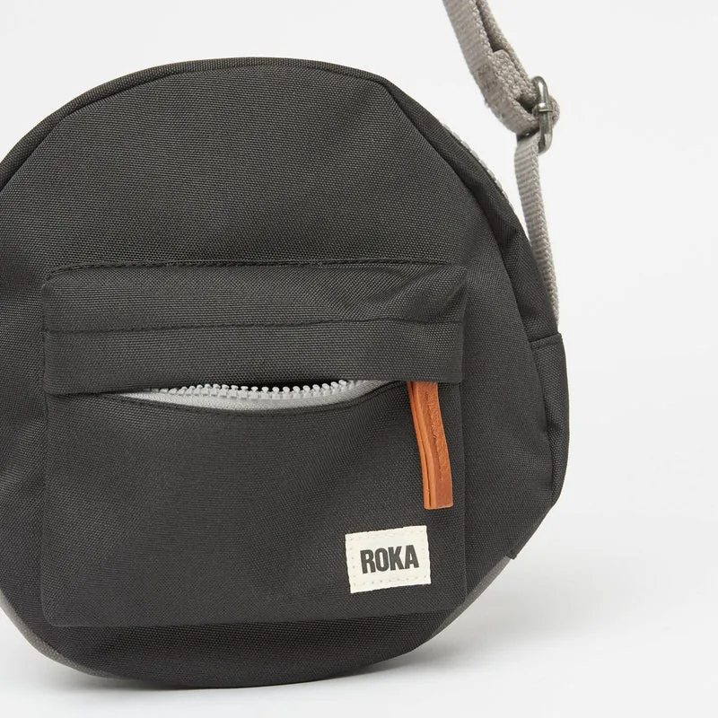 ROKA Paddington Kleine Tasche aus recyceltem Canvas von B Ash