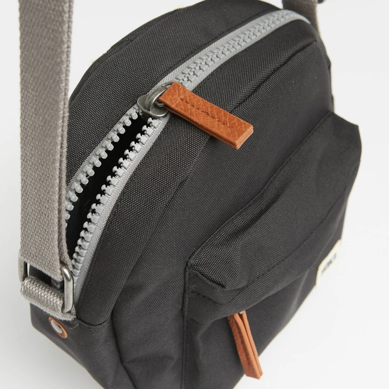 ROKA Paddington Kleine Tasche aus recyceltem Canvas von B Ash