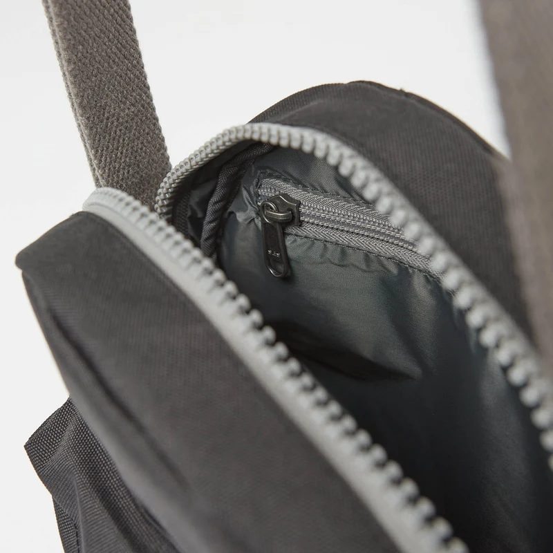 ROKA Paddington Kleine Tasche aus recyceltem Canvas von B Ash