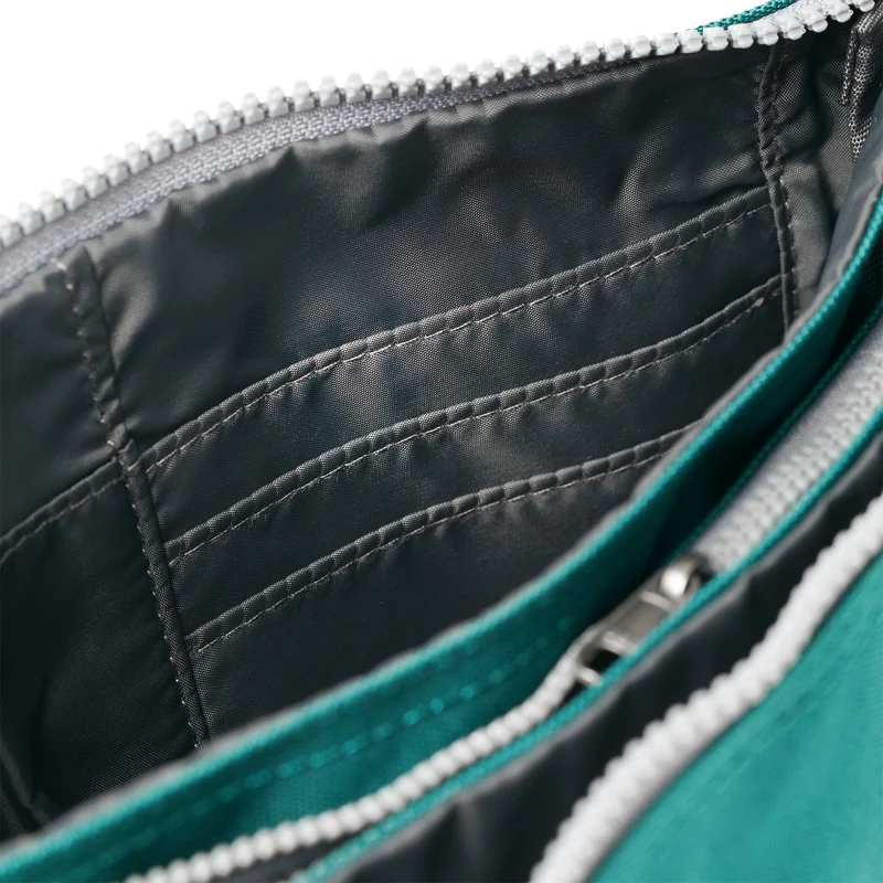 ROKA Carnaby Umhängetasche aus recyceltem Canvas, türkis, XL