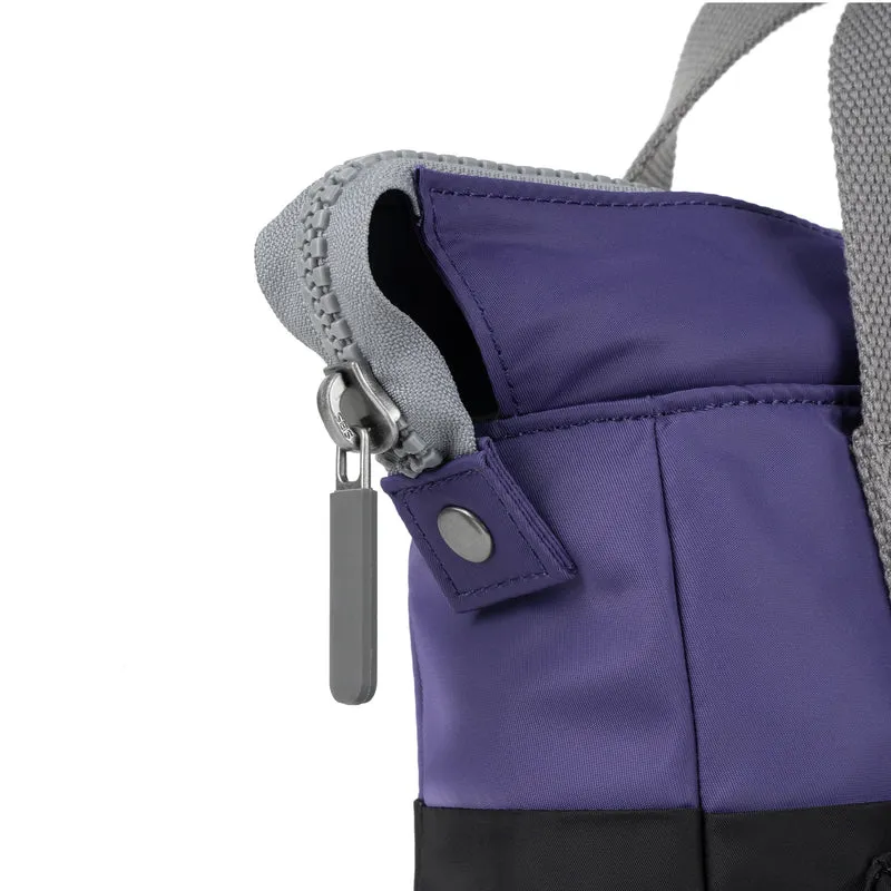 ROKA Kreativer Abfall Bantry B Schwarz / Mulberry Kleine Tasche aus recyceltem Nylon