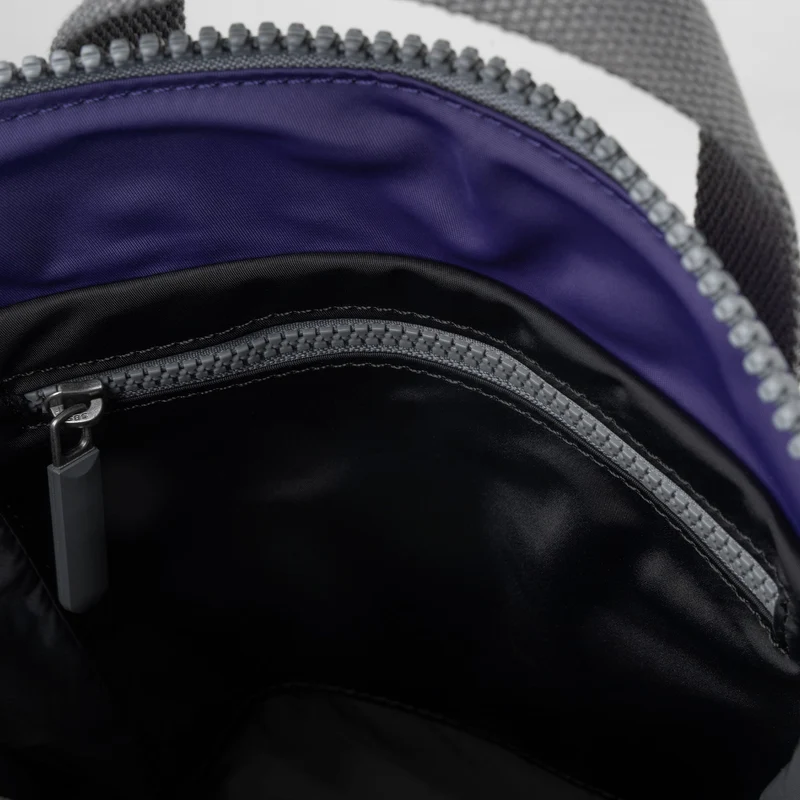 ROKA Kreativer Abfall Bantry B Schwarz / Mulberry Kleine Tasche aus recyceltem Nylon
