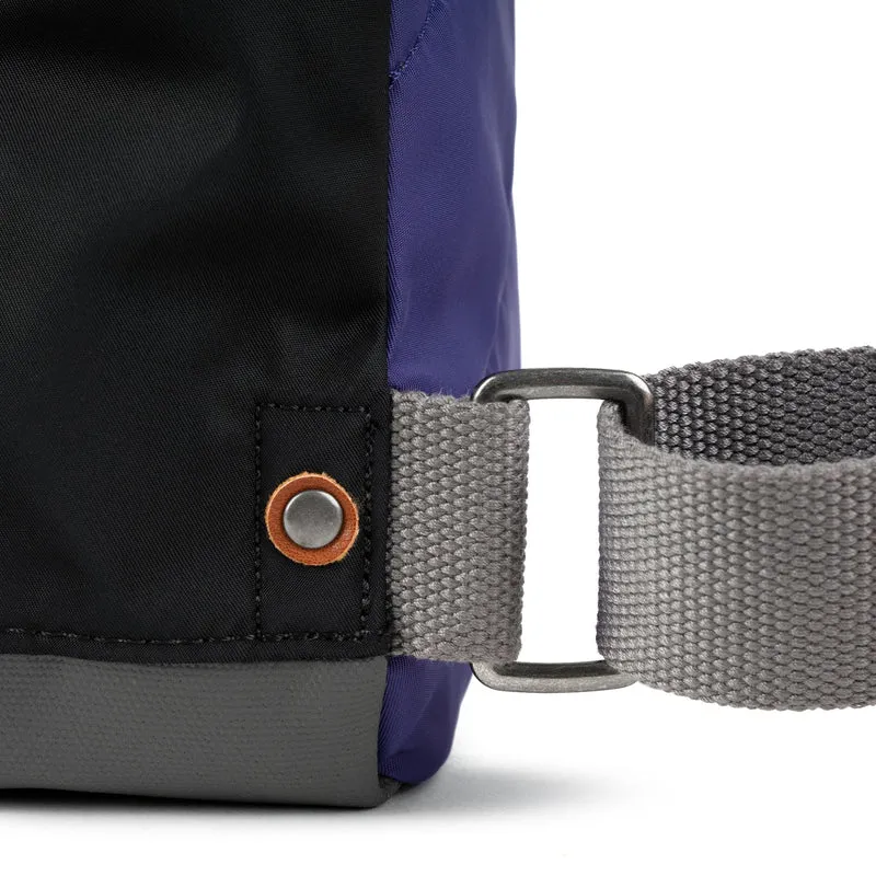 ROKA Kreativer Abfall Bantry B Kleine Tasche aus recyceltem Nylon, Edition 3