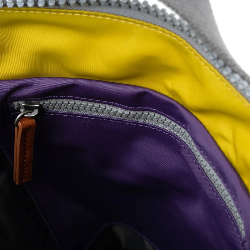 ROKA Kreativer Abfall Bantry B Kleine Tasche aus recyceltem Nylon, Edition 3