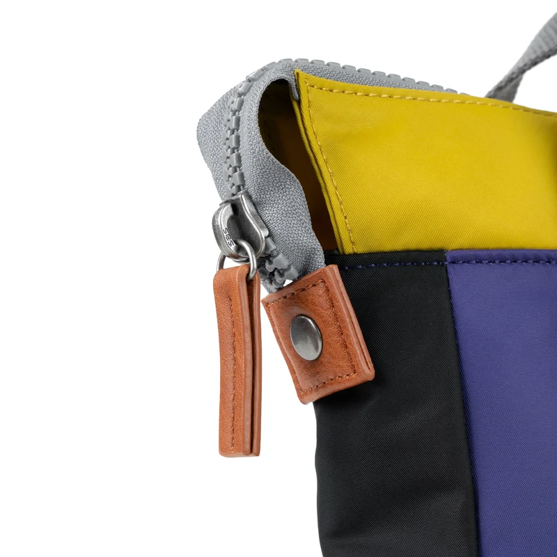 ROKA Kreativer Abfall Bantry B Kleine Tasche aus recyceltem Nylon, Edition 3