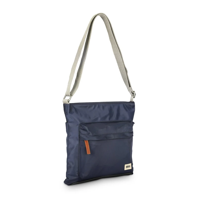 ROKA Kennington B Midnight Medium Tasche aus recyceltem Nylon