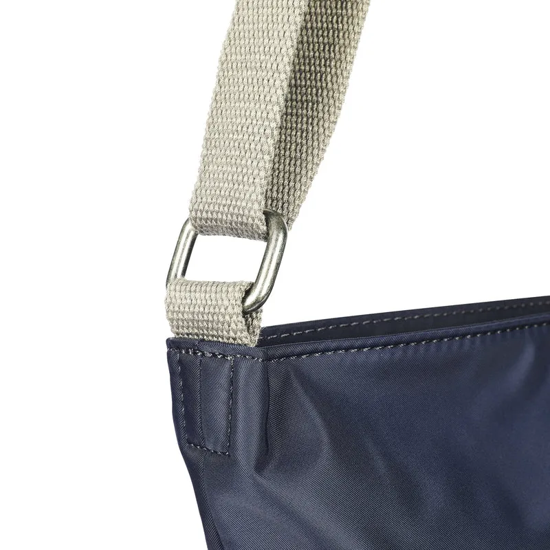 ROKA Kennington B Midnight Medium Tasche aus recyceltem Nylon
