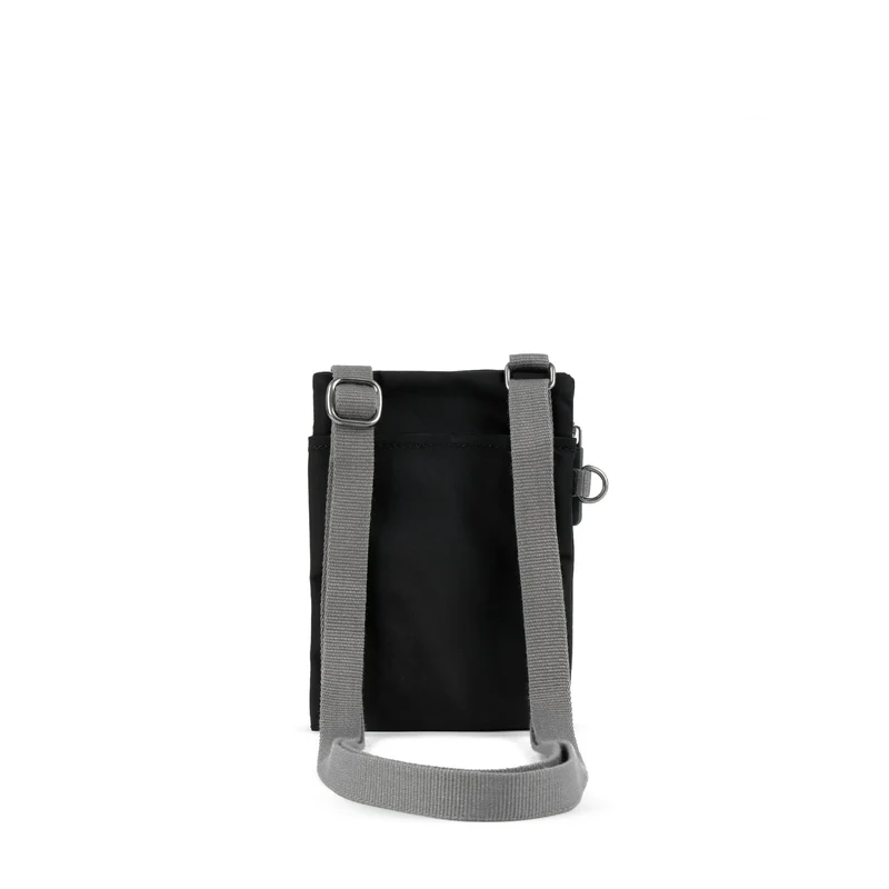 ROKA Chelsea Schwarze Tasche aus recyceltem Nylon