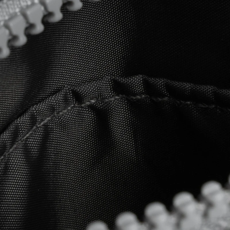 ROKA Chelsea Schwarze Tasche aus recyceltem Nylon