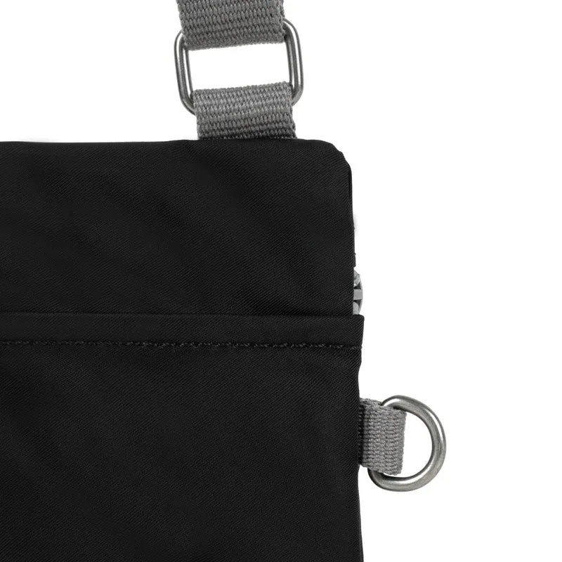 ROKA Chelsea Schwarze Tasche aus recyceltem Nylon