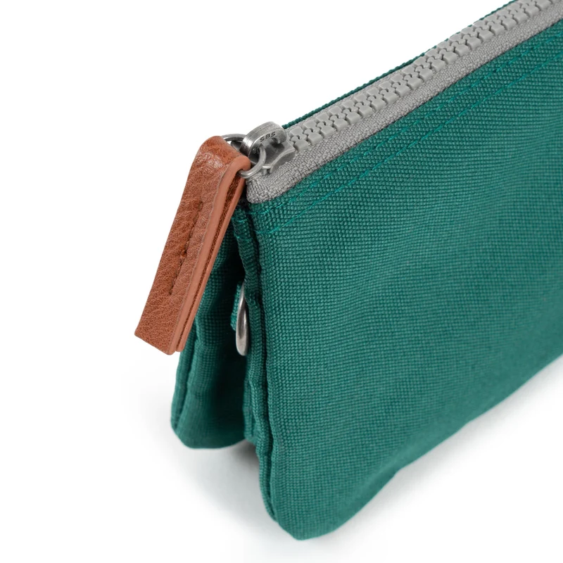 ROKA Carnaby Kleine, nachhaltige Handtasche aus türkisfarbenem Canvas