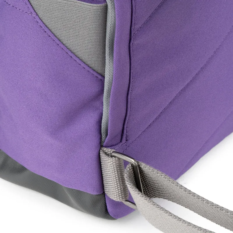 ROKA Kreativer Abfall Canfield B Imperial Lila/Bambus Mittelgroße Tasche aus recyceltem Canvas