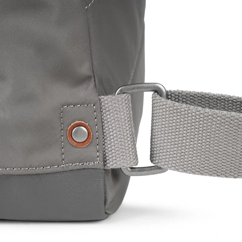ROKA Kreativer Abfall Bantry B Graphit/Orangefarbene kleine Tasche aus recyceltem Nylon