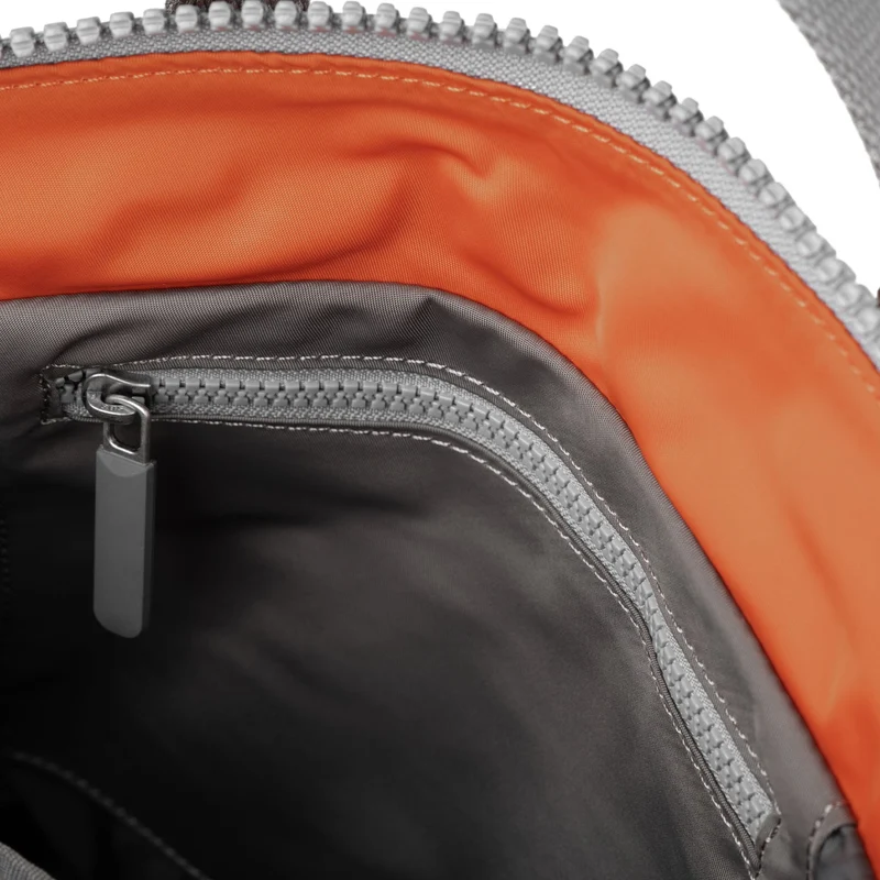 ROKA Kreativer Abfall Bantry B Graphit/Orangefarbene kleine Tasche aus recyceltem Nylon
