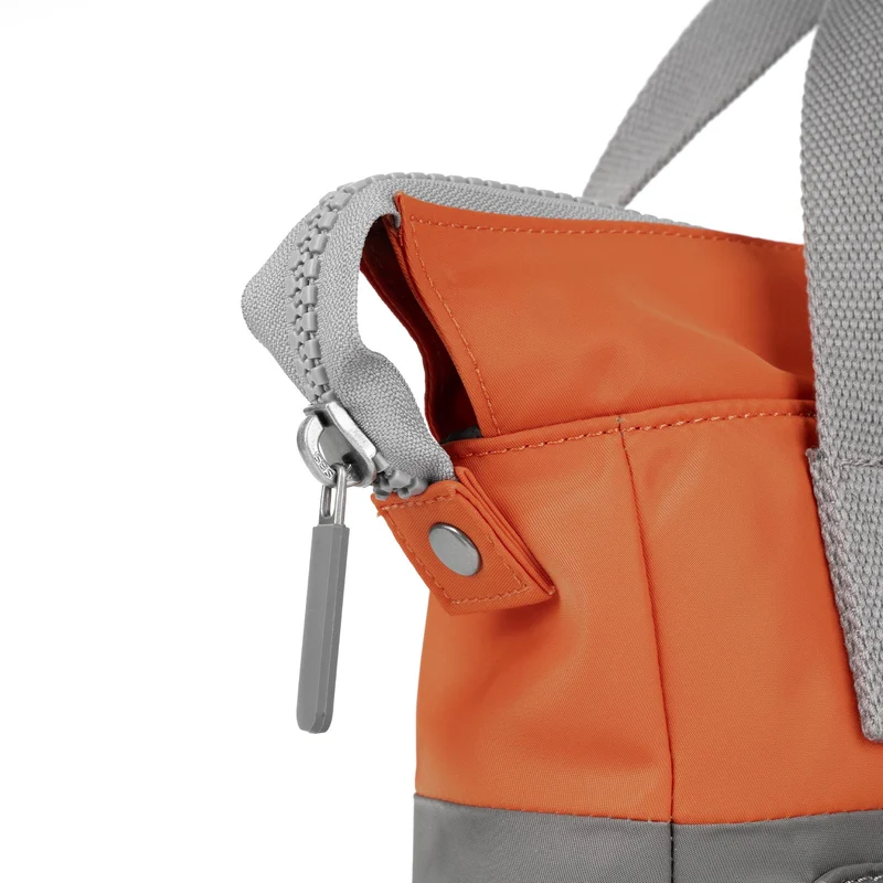 ROKA Kreativer Abfall Bantry B Graphit/Orangefarbene kleine Tasche aus recyceltem Nylon