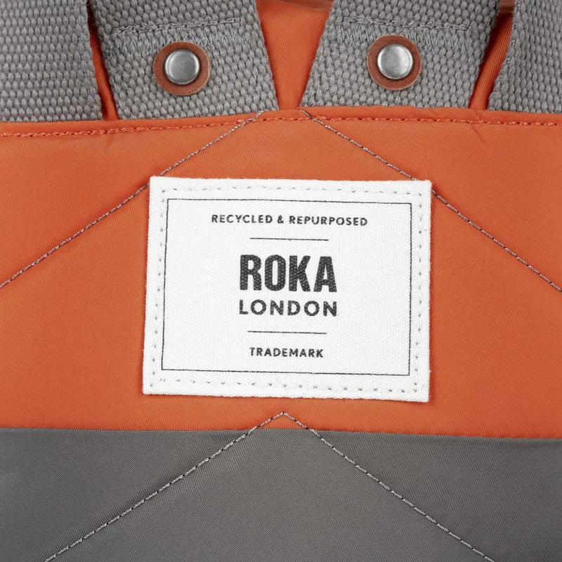 ROKA Kreativer Abfall Bantry B Graphit/Orangefarbene kleine Tasche aus recyceltem Nylon