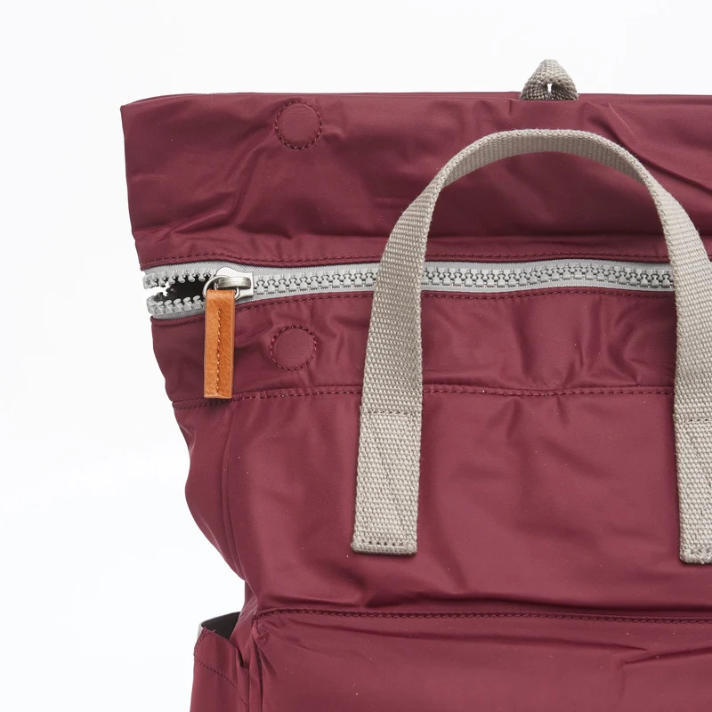 ROKA Canfield B Plum Kleine Tasche aus recyceltem Nylon