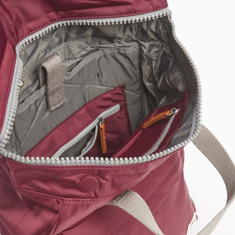 ROKA Canfield B Plum Kleine Tasche aus recyceltem Nylon