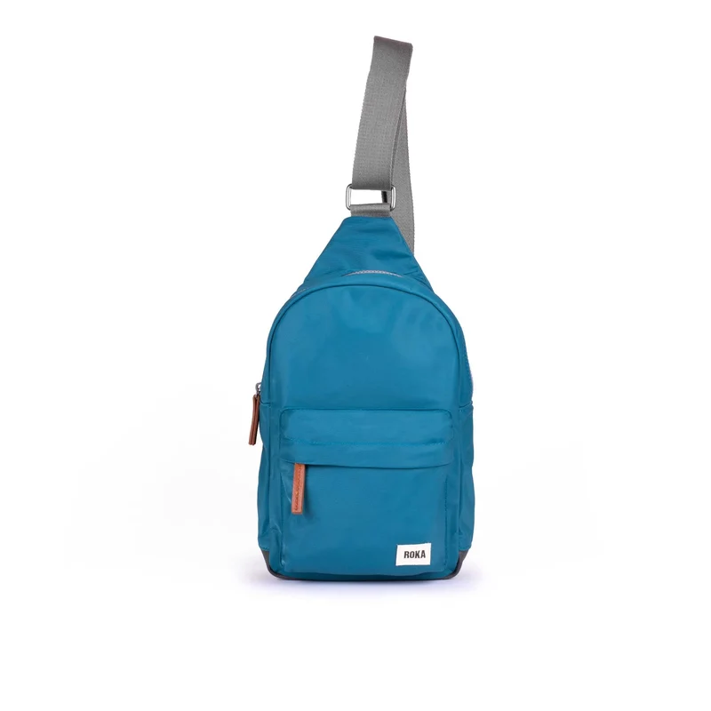 ROKA Willesden B Große Tasche aus recyceltem Nylon - Marine