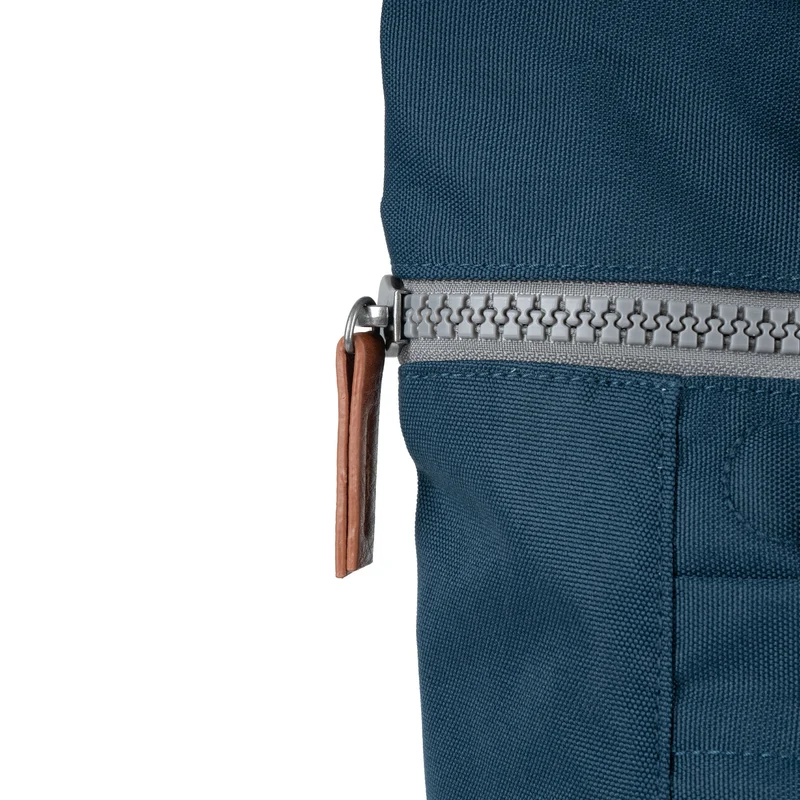 ROKA Finchley Eine kleine Tasche aus recyceltem Canvas von Pacific