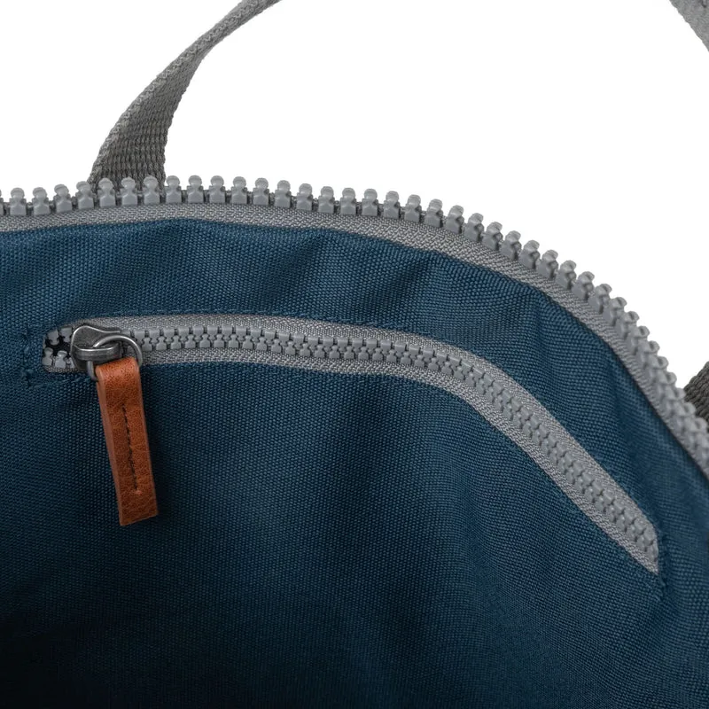 ROKA Finchley Eine kleine Tasche aus recyceltem Canvas von Pacific