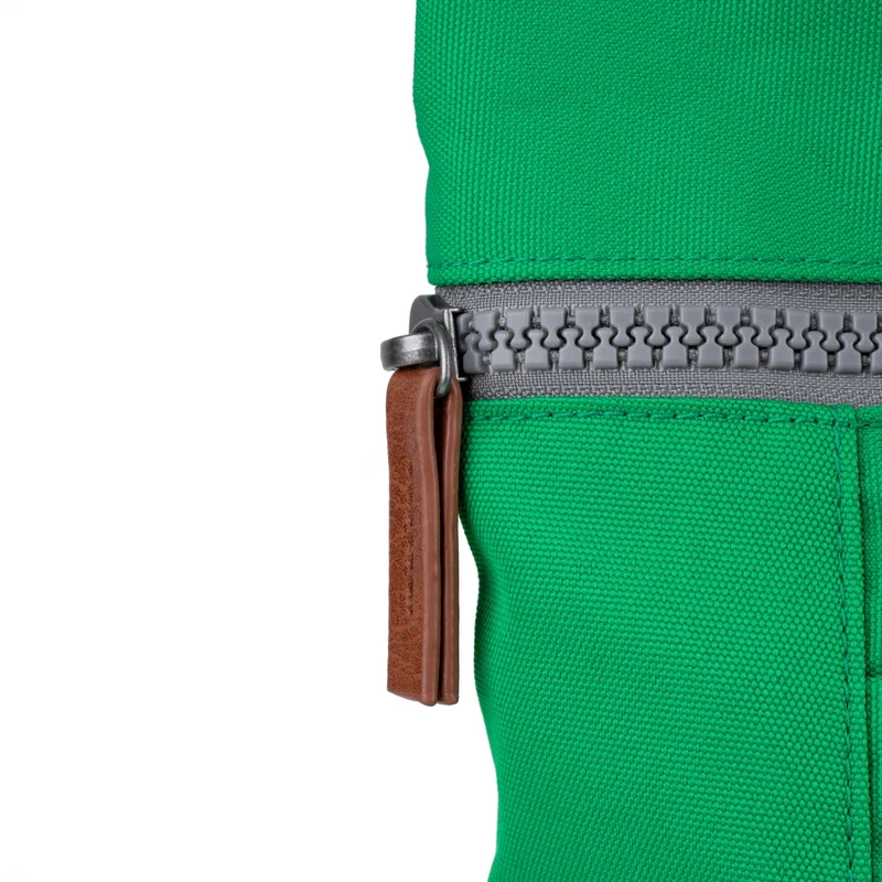 ROKA Finchley Kleine Tasche aus recyceltem Canvas von Green Apple