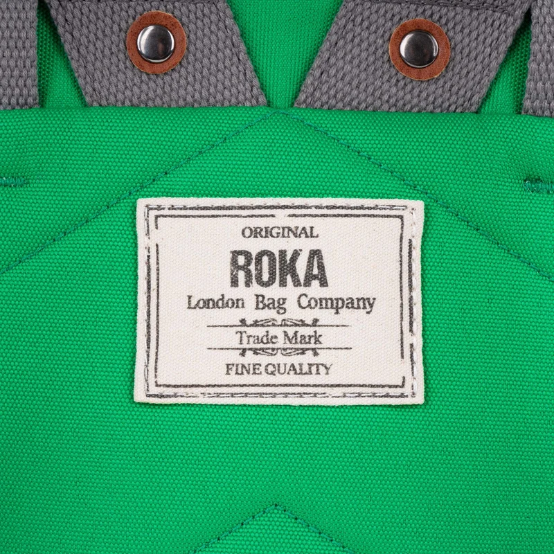 ROKA Finchley Kleine Tasche aus recyceltem Canvas von Green Apple